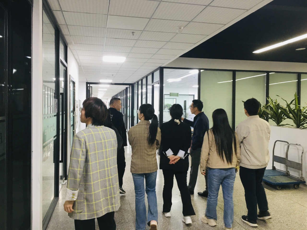 深化合作，共筑质量新篇章|TCL通力公司莅临沃特虹彩检测参观(图3)