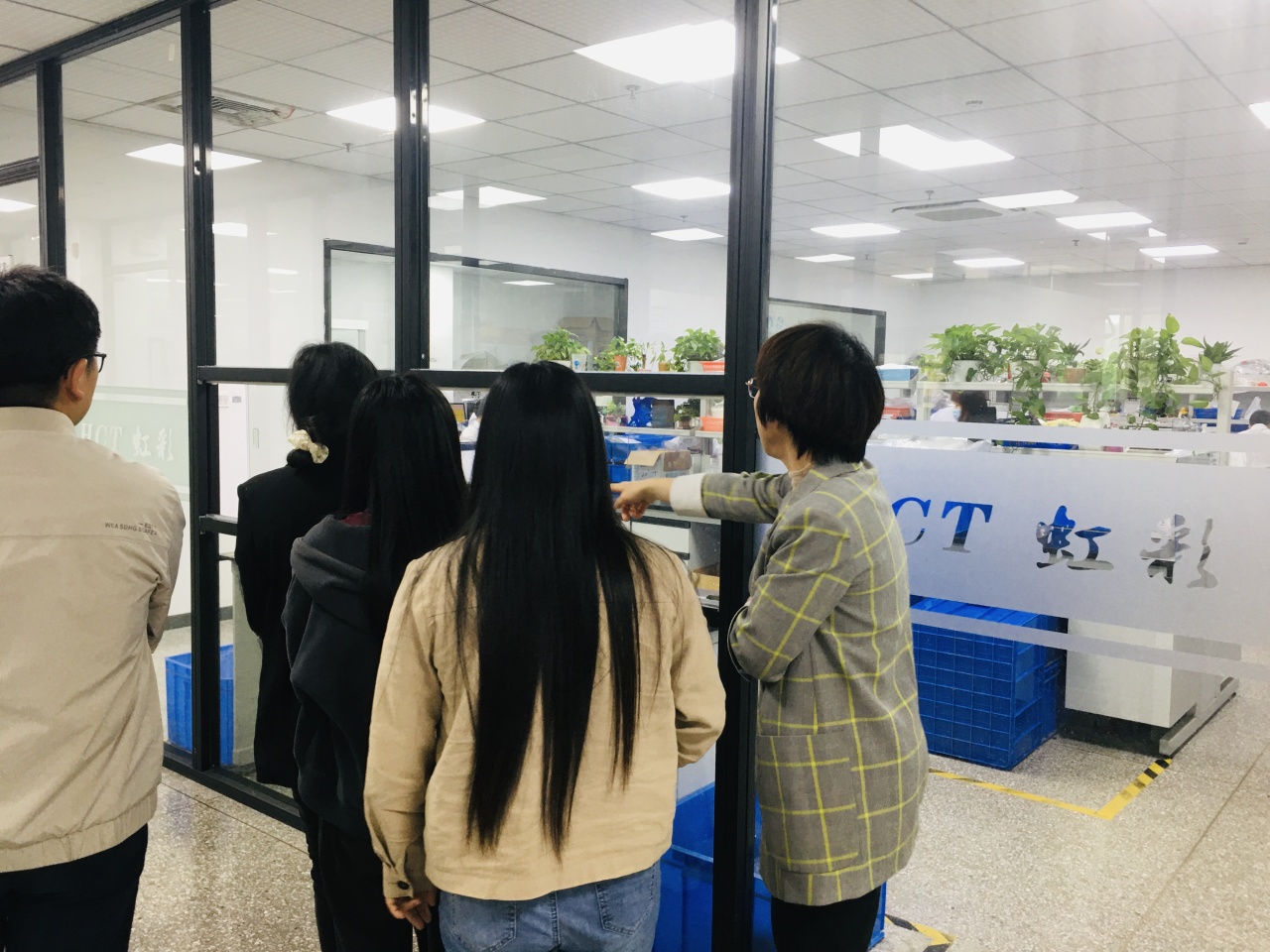 深化合作，共筑质量新篇章|TCL通力公司莅临沃特虹彩检测参观(图4)